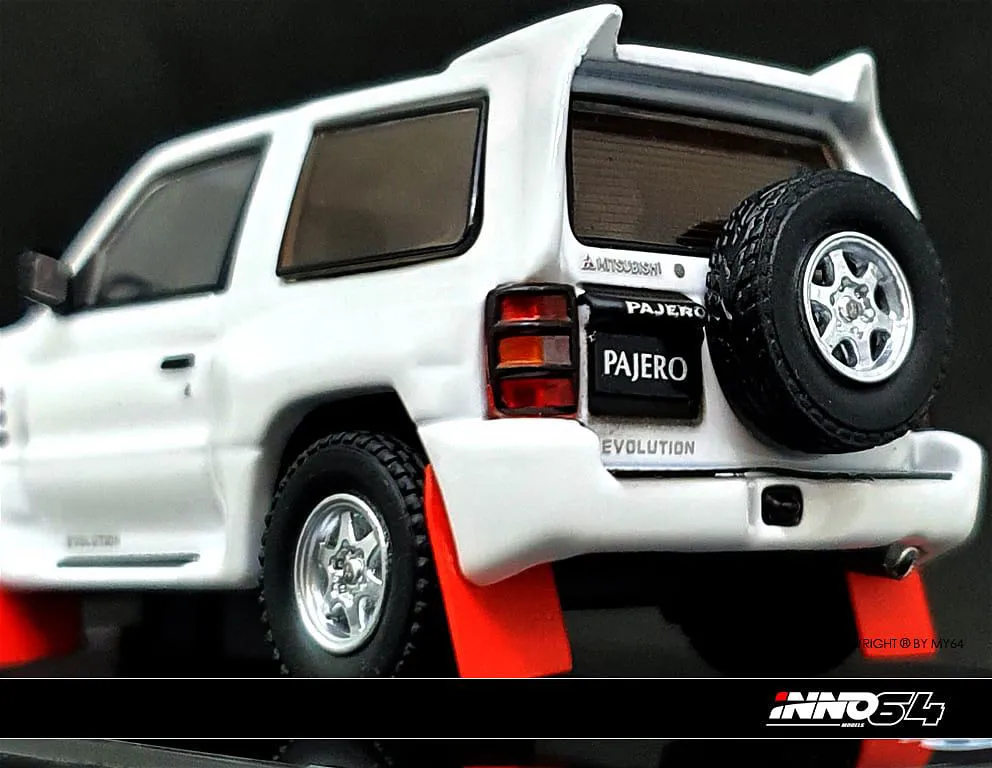 INNO64 | MITSUBISHI PAJERO EVO | WHITE