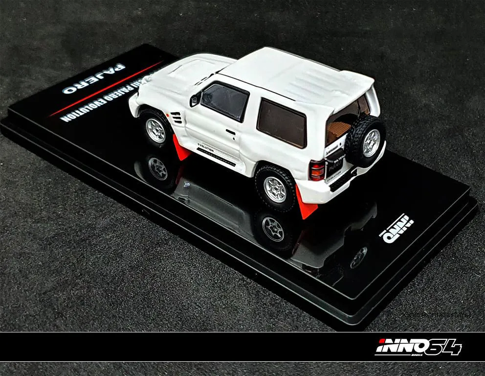 INNO64 | MITSUBISHI PAJERO EVO | WHITE