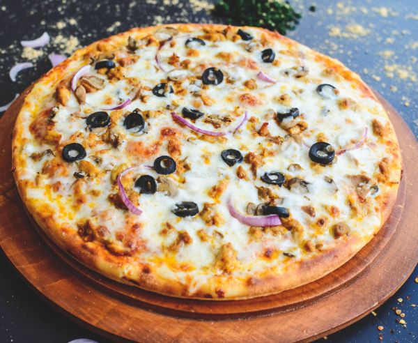 Musth Chicken Pizza