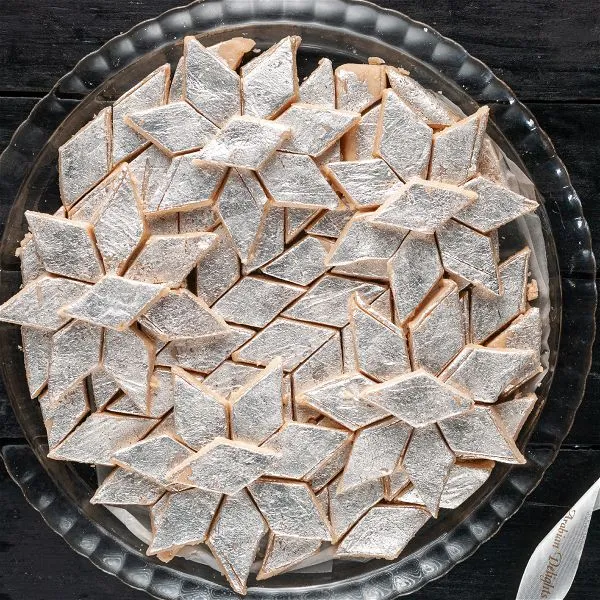 Kajoo Barfi in Crystal Tray (Lahore Only)