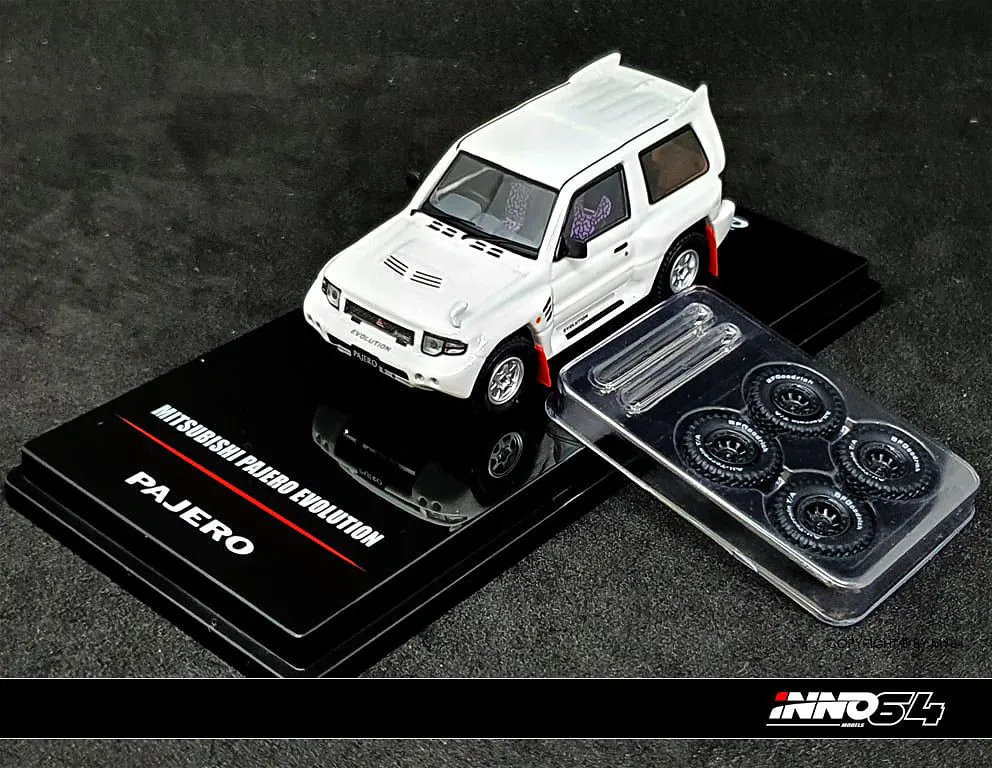 INNO64 | MITSUBISHI PAJERO EVO | WHITE